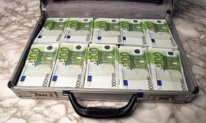 Aktenkoffer voll mit Euroscheinen