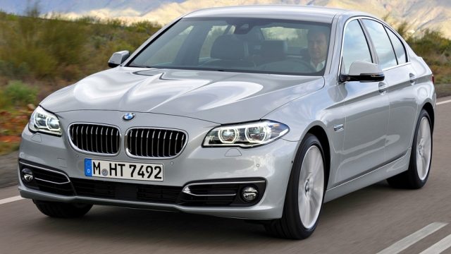 BMW se udaljava od malih automobila