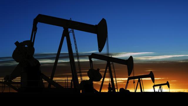Pad cene nafte - ekonomija ili geopolitika