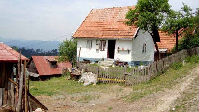 Parovima bez stana seoske kuće na poklon