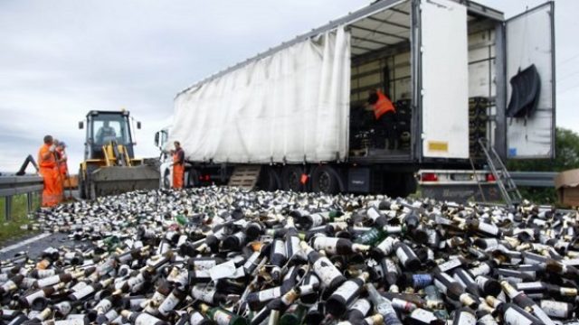 Iz kamiona ispalo 10.000 flaša piva