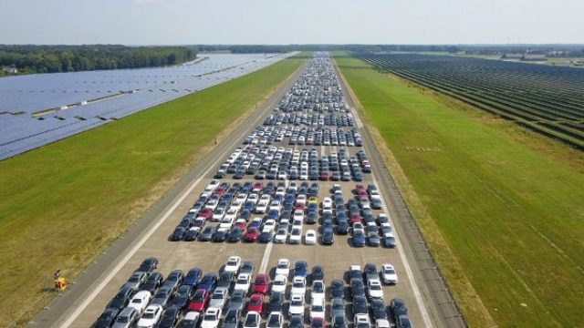 Vojni aerodrom pretvoren u groblje novih Mercedesa