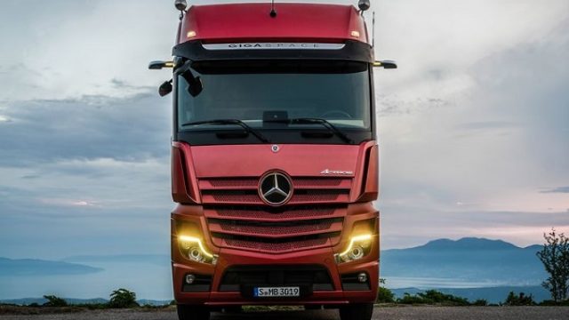 Mercedesov kamion dobio retrovizorske kamere