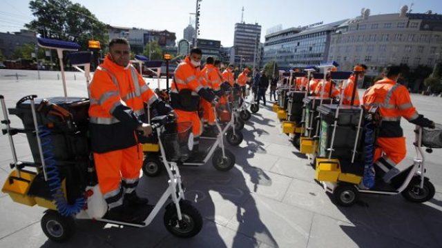 Radnici beogradske Gradske čistoće na električnim trotinetima!